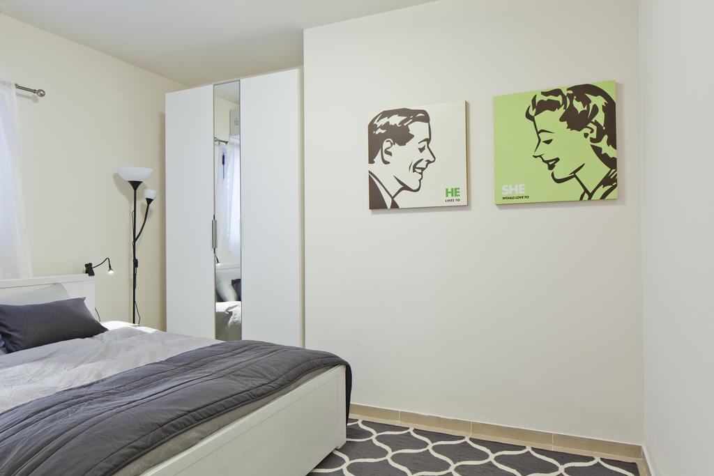 Tlv Suites By The Sea - 2 Rooms Tel Aviv Bagian luar foto